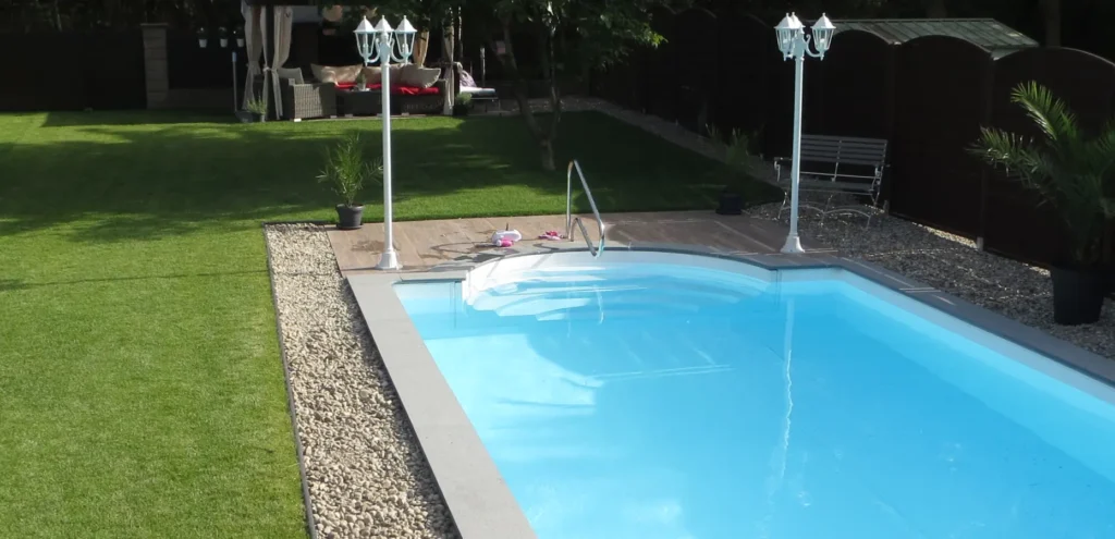 Fertiggestellter Garten mit Pool – Nachher-Bild einer umfassenden Gestaltung