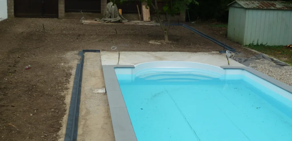 Ungestalteter Garten vor dem Bau des Pools – Vorher-Zustand im Vergleich