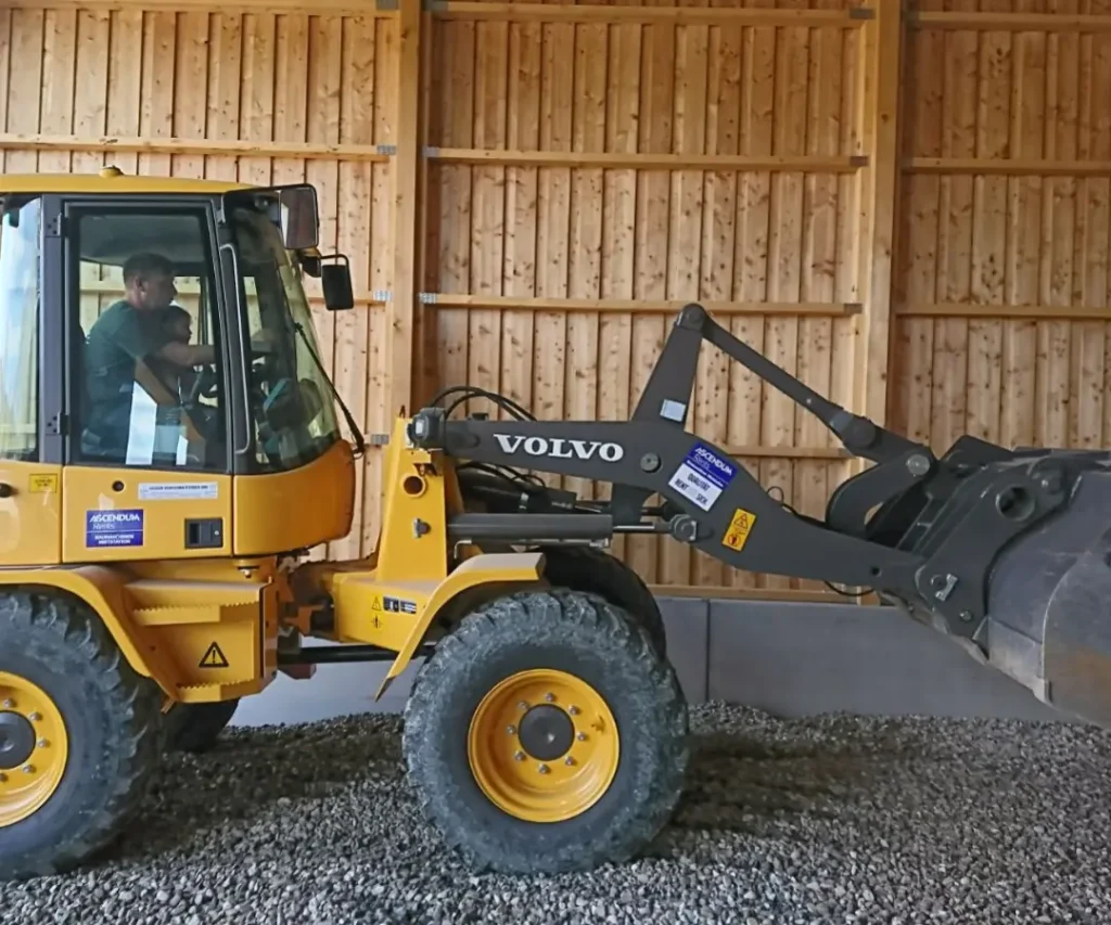 Richard Rauner im gelben Volvo Bagger