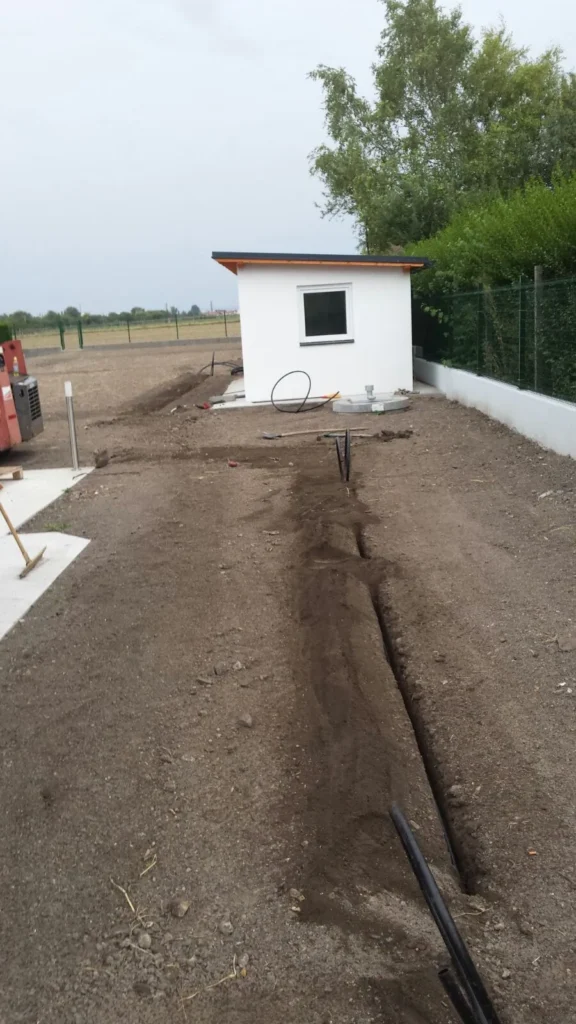 Verlegung von Leitungen für Bewässerungssystem im Garten – vorbereitende Arbeiten mit Erdgraben