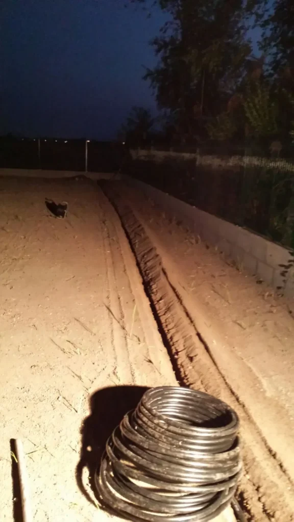 Verlegung von Leitungen für Bewässerungssystem im Garten – vorbereitende Arbeiten mit Erdgraben