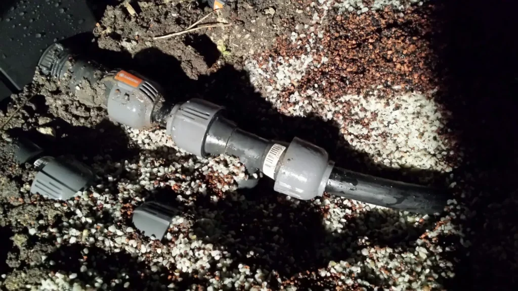 Verlegung von Leitungen für Bewässerungssystem im Garten – vorbereitende Arbeiten mit Erdgraben