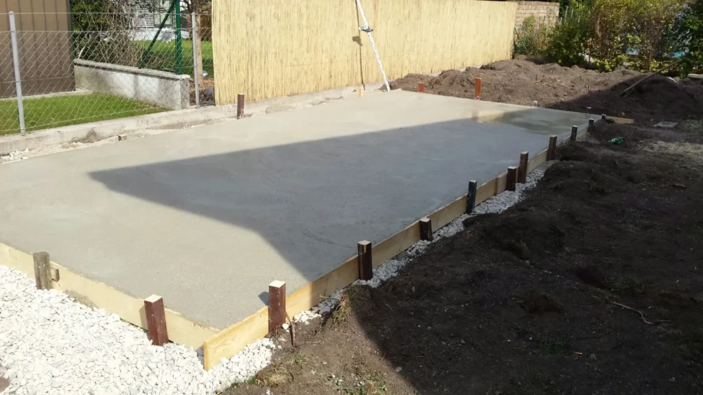 Frisch gegossene Bodenplatte mit Bewehrung – Vorbereitung für Betonarbeiten von Rauner