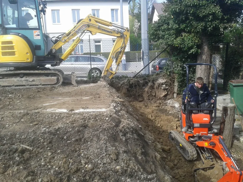 Erdarbeiten mit zwei Baggern im Einsatz – Aushub und Geländeabtrag zur Vorbereitung von Bauarbeiten