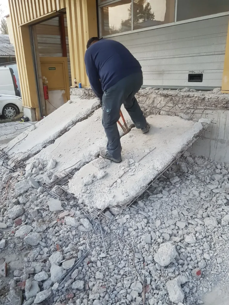 Abriss von Betonboden mit Bewehrung – manuelle Demontage von Betonteilen bei Umbauarbeiten