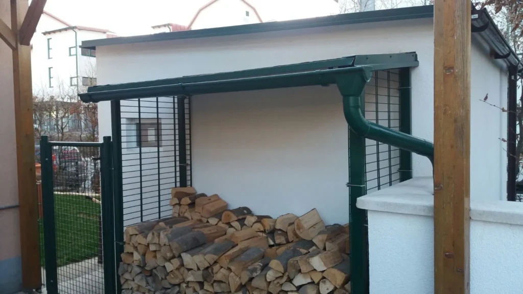 Überdachter Holzlagerplatz mit Dach und Regenrinne – Teil der Garten- oder Grundstücksgestaltung