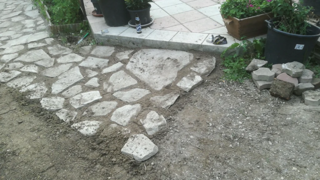 Gartenweg mit Natursteinpflaster – sorgfältig ausgeführte Pflasterarbeiten im Außenbereich