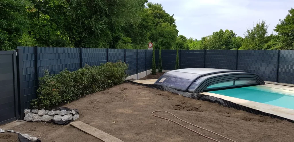 Doppelstabmattenzaun mit Sichtschutz und Gartentor – Beispiel für Zaunbau im Wohnbereich