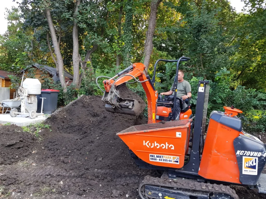 Erdarbeiten mit Minibagger und Kettendumper im Garten – Aushub und Materialtransport im Gelände