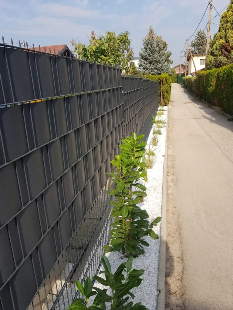 Doppelstabmattenzaun mit Sichtschutz und Gartentor – Beispiel für Zaunbau im Wohnbereich