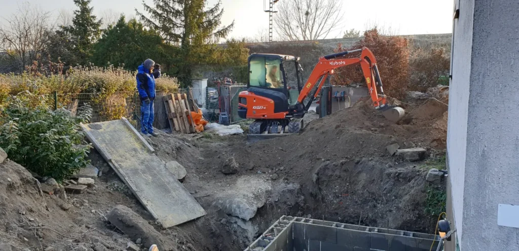 Erdarbeiten mit Minibagger und Kettendumper im Garten – Aushub und Materialtransport im Gelände