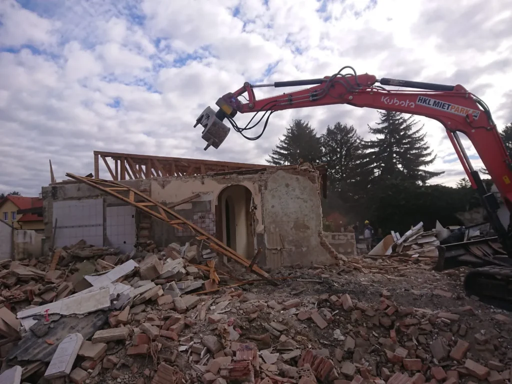 Gebäudeabriss mit Bagger – Rückbau eines Mauerwerks im Rahmen von Abrissarbeiten oder Sanierung