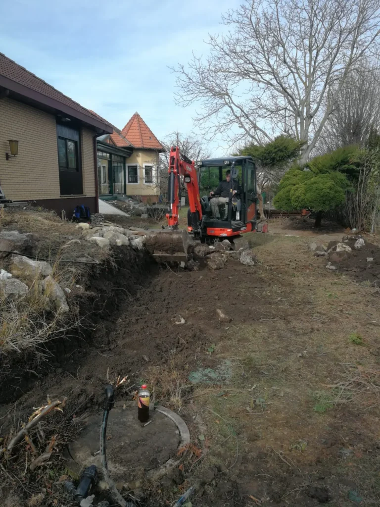 Erdarbeiten mit Bagger im Einsatz – Aushub und Geländeabtrag zur Vorbereitung von Bauarbeiten