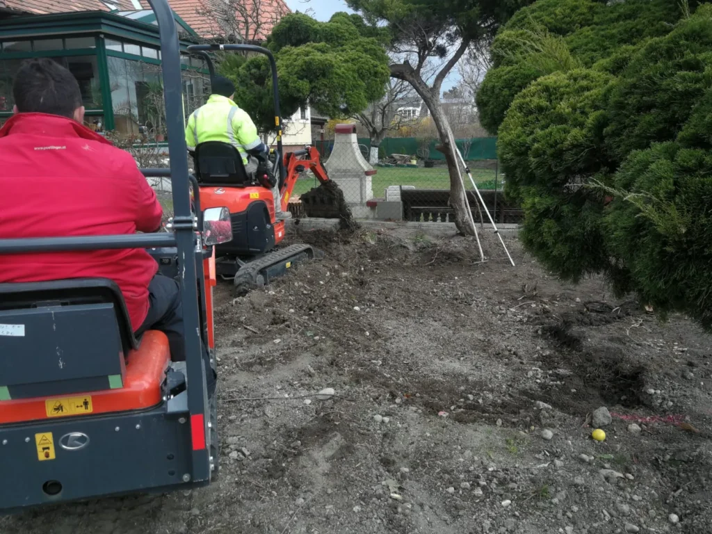 Erdarbeiten mit zwei Baggern im Einsatz – Aushub und Geländeabtrag zur Vorbereitung von Bauarbeiten