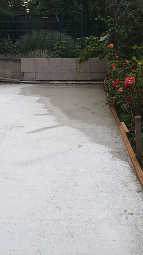 Frisch gegossene Bodenplatte mit Bewehrung – Vorbereitung für Betonarbeiten von Rauner