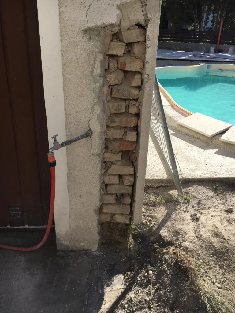 Freigelegte Mauerstruktur bei Sanierungsarbeiten im Gartenbereich – Putz entfernt