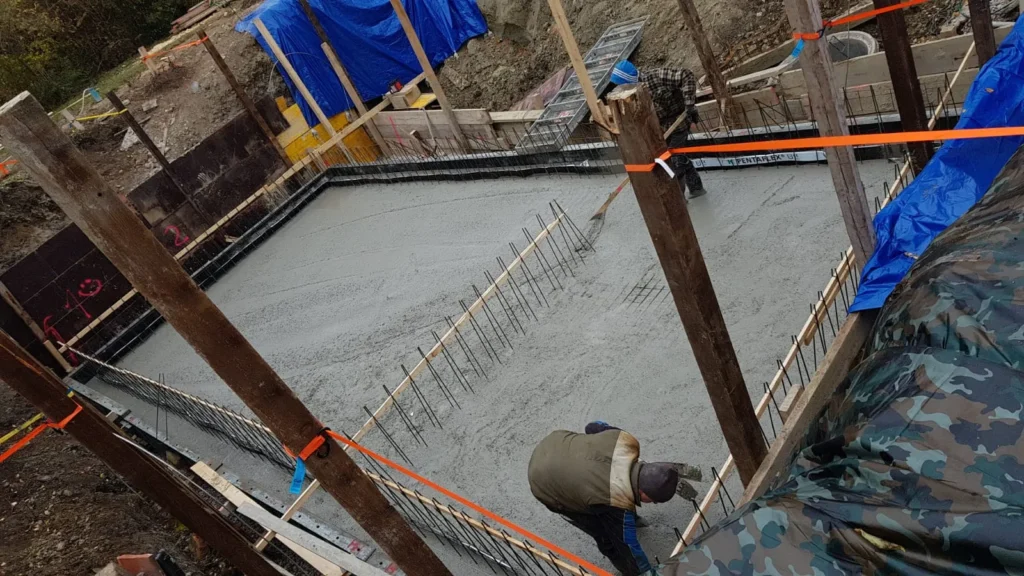 Beton-Fundamentarbeiten mit Bewehrung für eine Bodenplatte – Rauner Bau