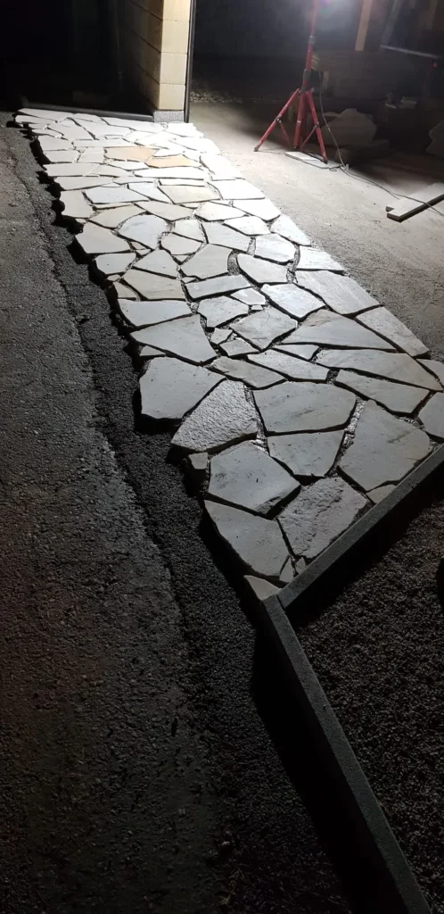 Gartenweg mit Natursteinpflaster – sorgfältig ausgeführte Pflasterarbeiten im Außenbereich