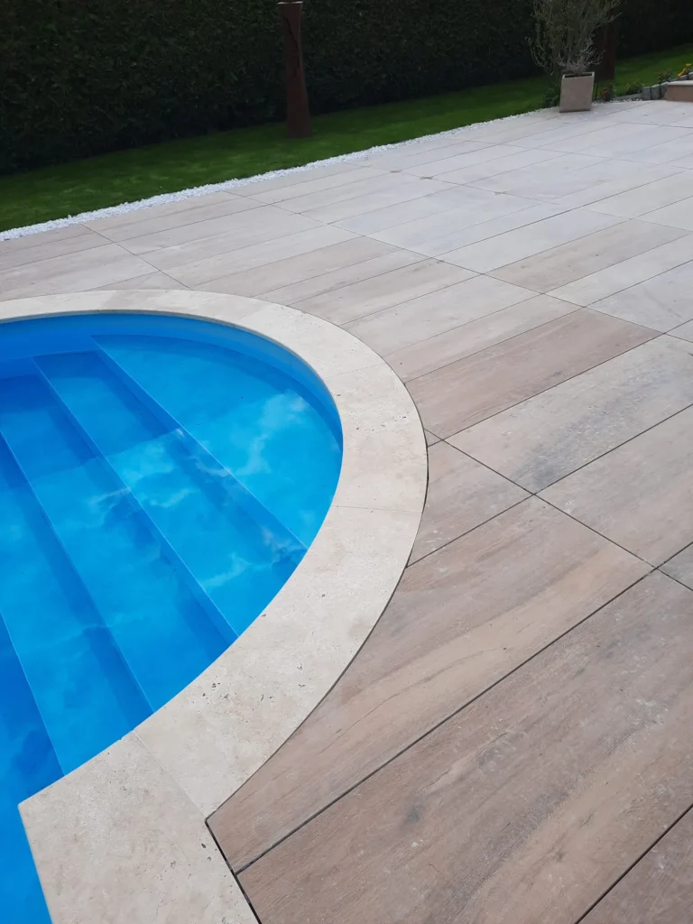 Fertiger Pool mit rundum verlegtem Holzboden – Poolbau & Gestaltung von Rauner