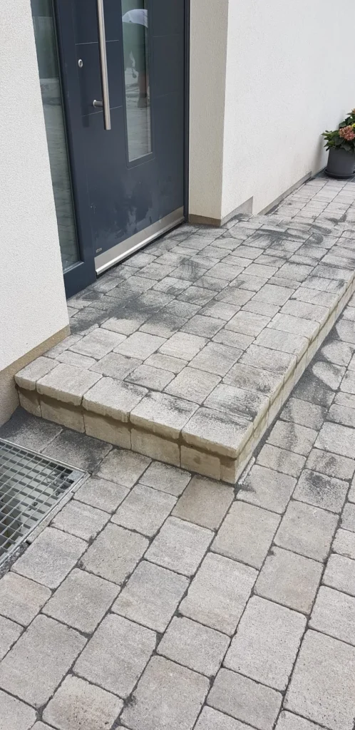 Sauber verlegte Pflastersteine im Außenbereich – Pflasterarbeiten von Rauner