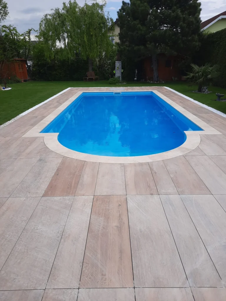 Fertiger Pool mit rundum verlegtem Holzboden – Poolbau & Gestaltung von Rauner