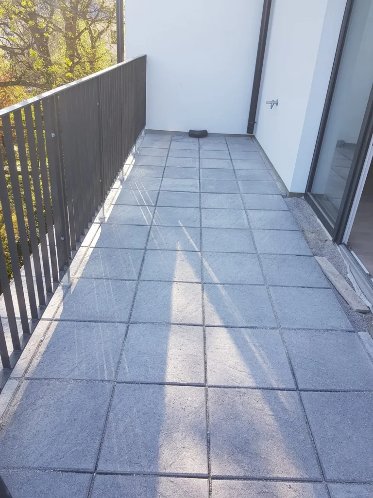 Sauber verlegte Pflastersteine auf einer Terrasse – präzise Pflasterarbeiten von Rauner