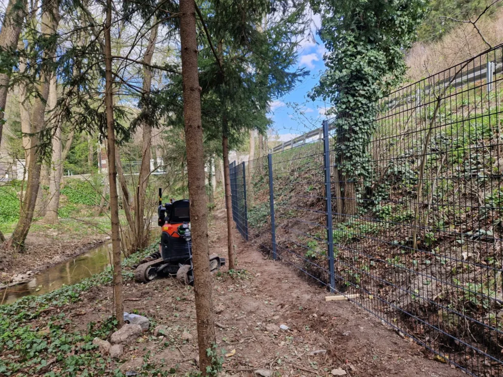 Gitterzaun entlang eines Baches – langlebiger Wild- oder Schutzzaun zur Grundstücksabgrenzung