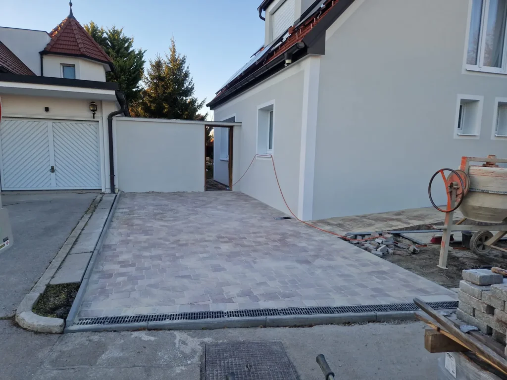 Pflasterarbeiten im Eingangsbereich eines Grundstücks – sauber verlegter Weg mit Steinbelag