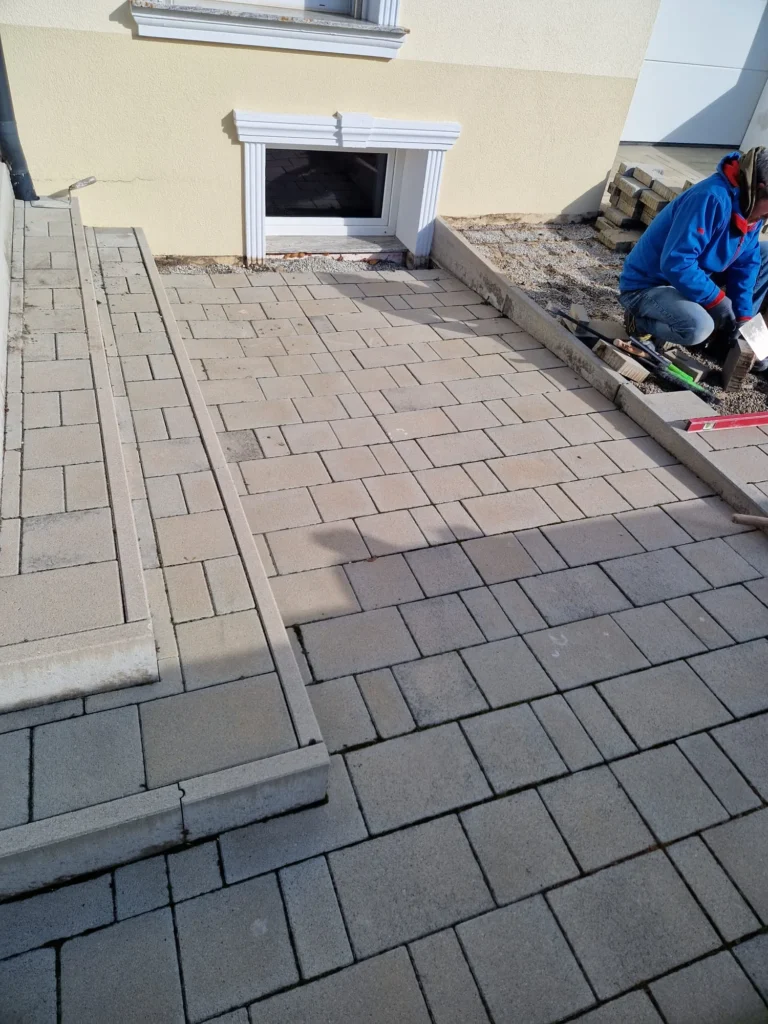 Pflasterarbeiten im Eingangsbereich mit Rampe und Randsteinen – sauber verlegter Betonsteinbelag