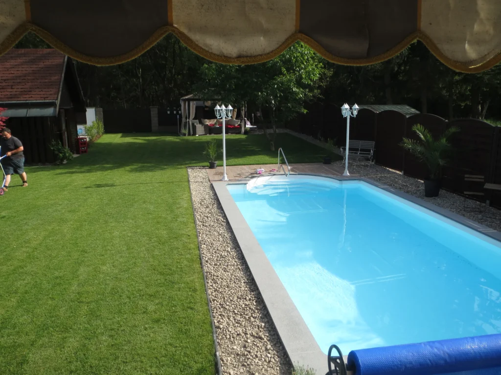 Fertiggestellter Garten mit Pool – Nachher-Bild einer umfassenden Gestaltung