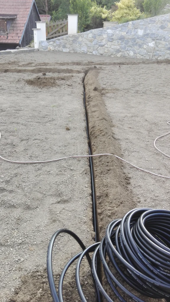 Verlegung von Leitungen für Bewässerungssystem im Garten – vorbereitende Arbeiten mit Erdgraben