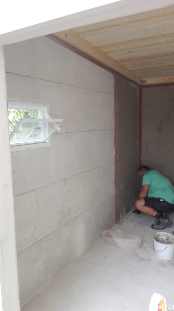 Innenarbeiten mit Spachtel- und Verputzarbeiten an der Wand – Teil einer Sanierung oder Reparatur