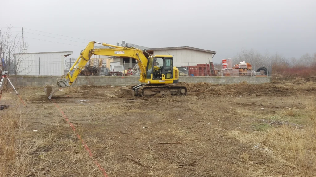 Großflächige Baggerarbeiten auf offener Baustelle – Erdbewegung für Bau oder Flächenvorbereitung