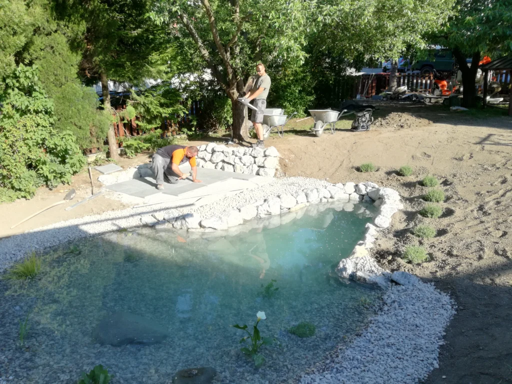 Gartenteich mit geplanter Ruhezone – Bodenplatten werden verlegt, Rasenfläche folgt noch