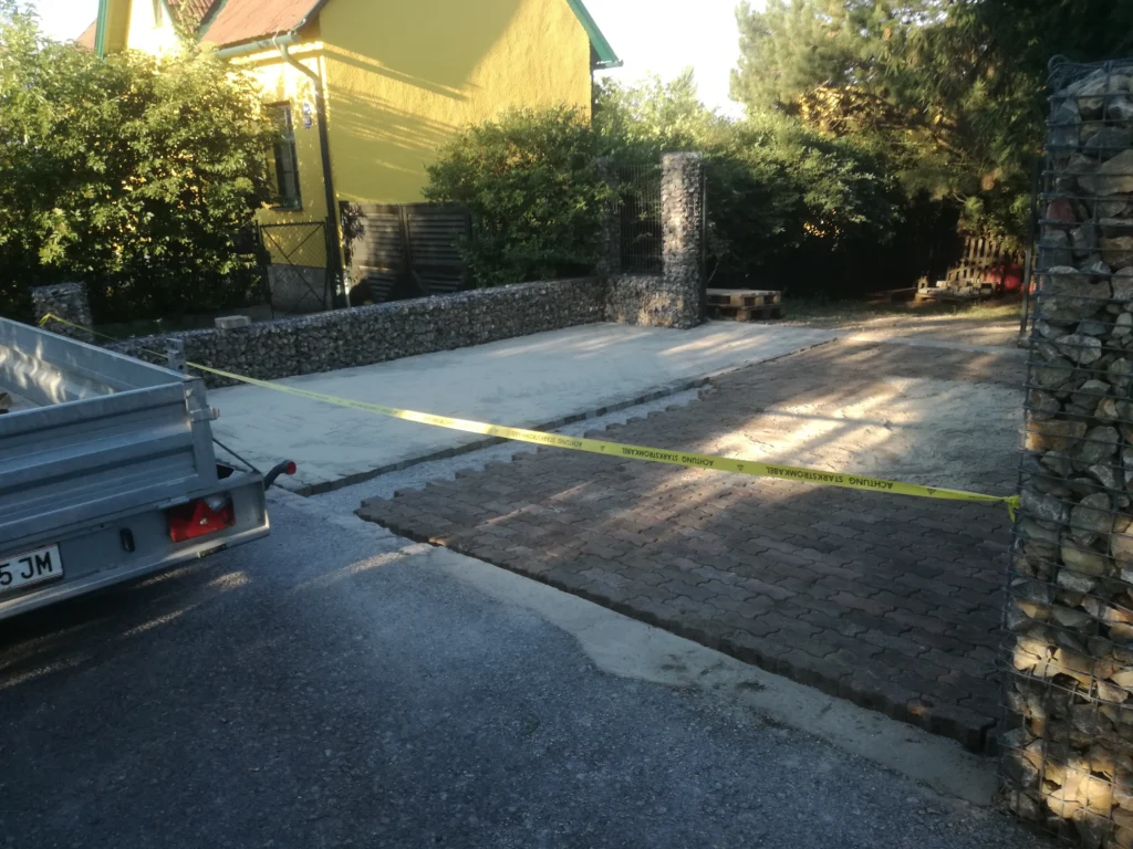 Pflasterarbeiten in einer Einfahrt oder auf einem Parkplatz – sauber verlegt