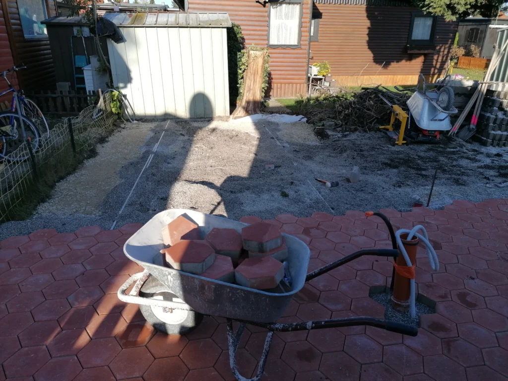 Sauber verlegte Pflastersteine im Außenbereich – Pflasterarbeiten von Rauner