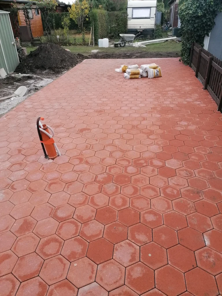 Sauber verlegte Pflastersteine im Außenbereich – Pflasterarbeiten von Rauner