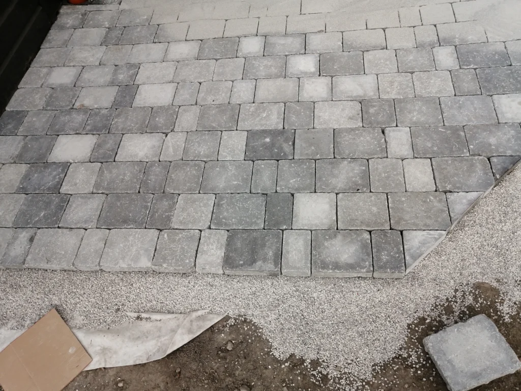 Sauber verlegte Pflastersteine im Außenbereich – Pflasterarbeiten von Rauner
