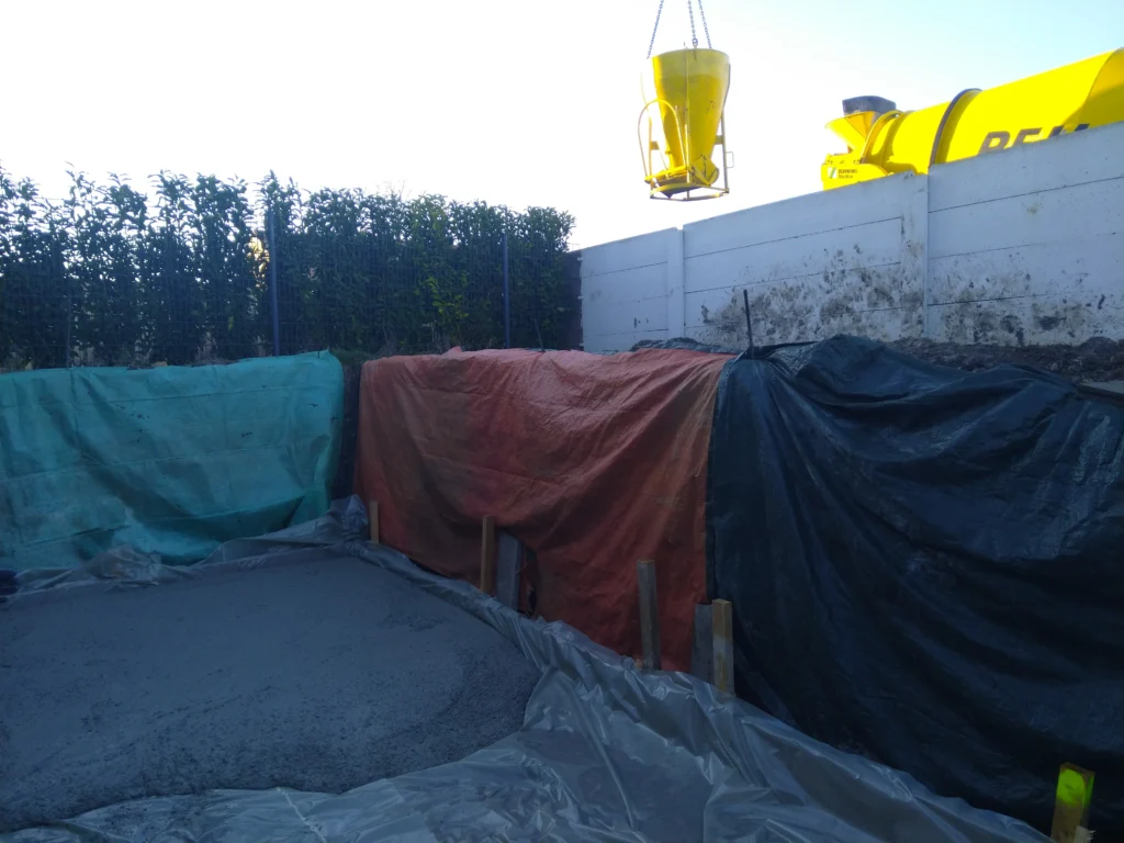 Beton-Fundamentarbeiten mit Bewehrung für eine Bodenplatte – Rauner Bau